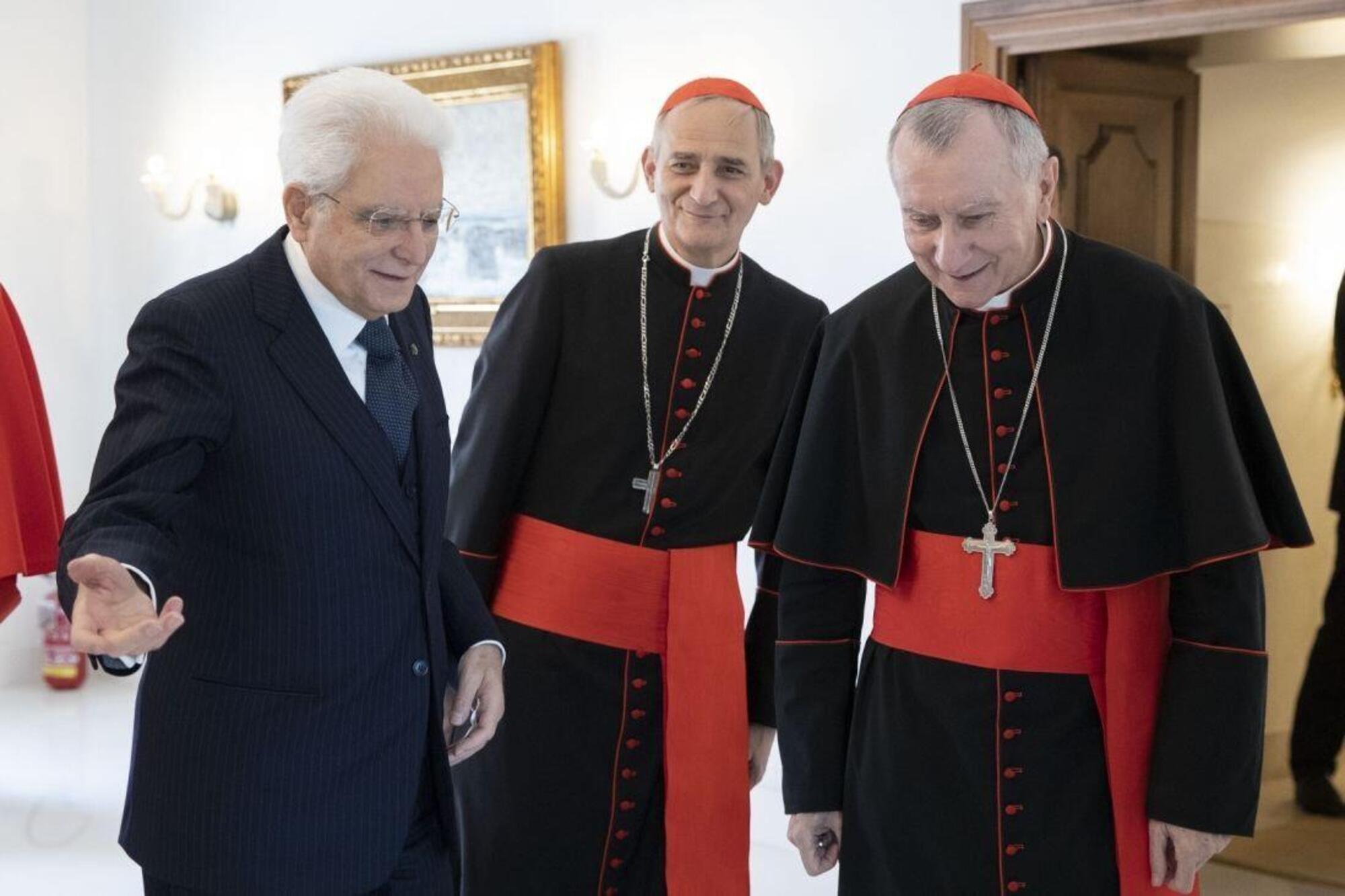 I cardinali Pietro Parolin e Matteo Zuppi con il presidente Mattarella