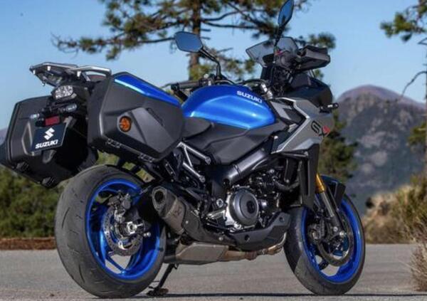 MBE 2024: le versioni Sport e Touring della Suzuki GSX-S1000GX e la V-STROM 800DE Djebel [GALLERY]