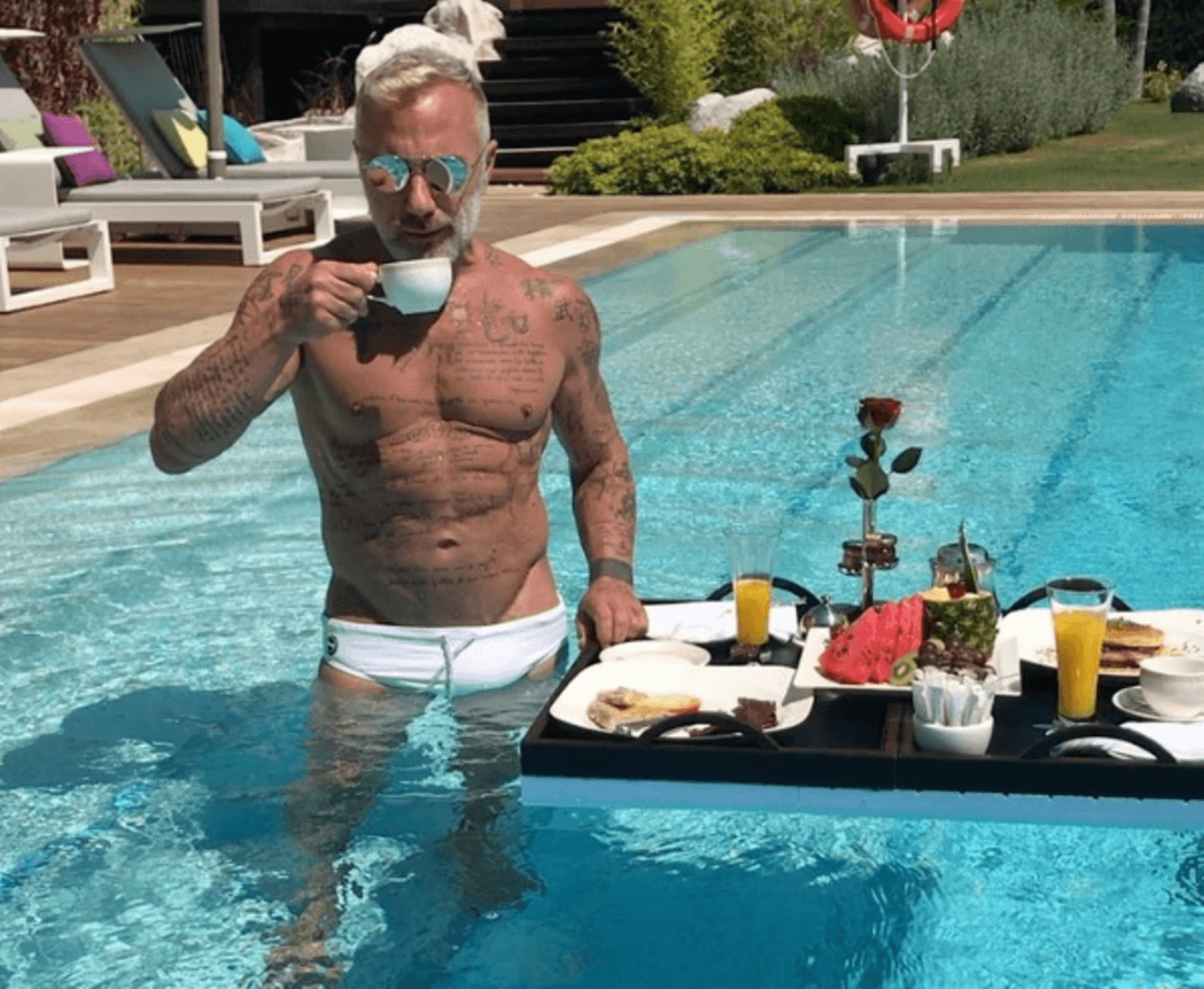 Gianluca Vacchi e la colazione in piscina