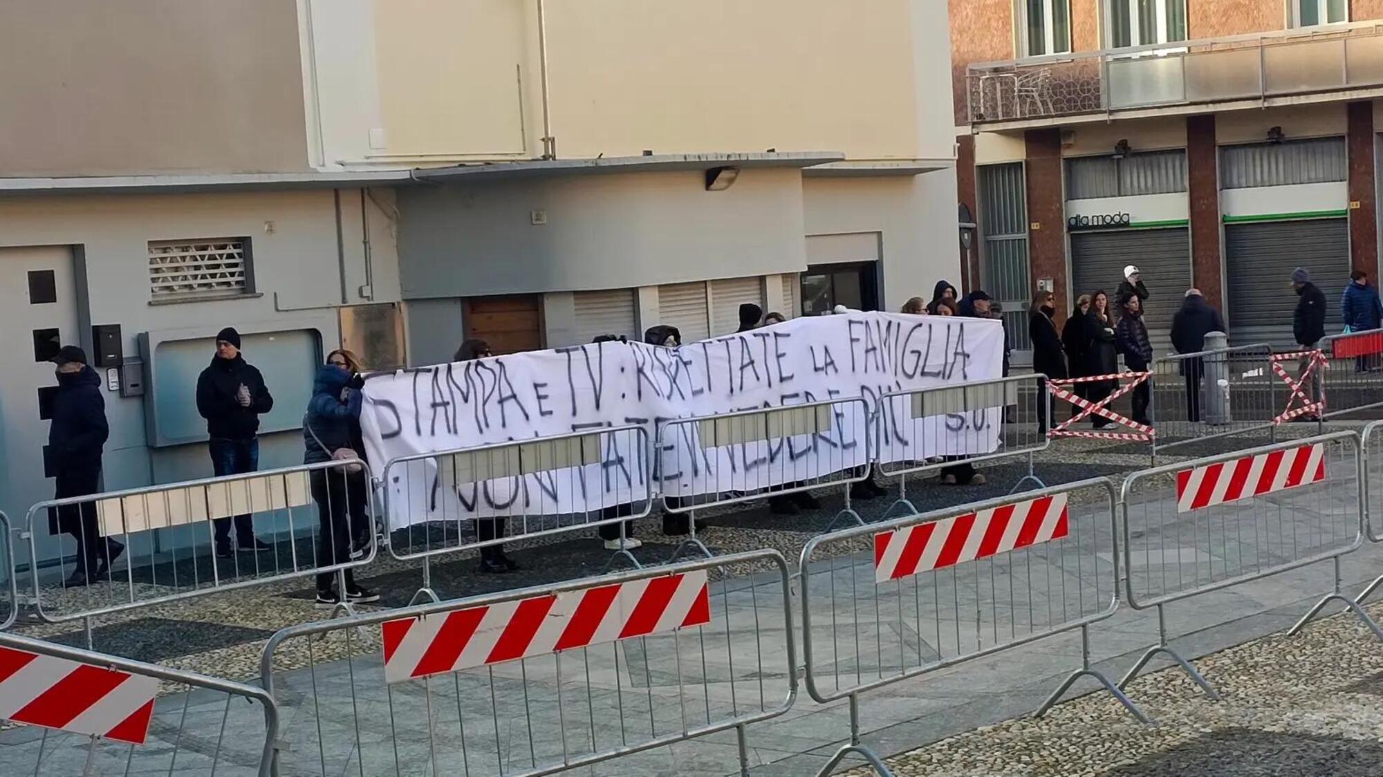 Lo striscione per chiedere il rispetto ai giornalisti del funerale di Giovanna Pedretti 