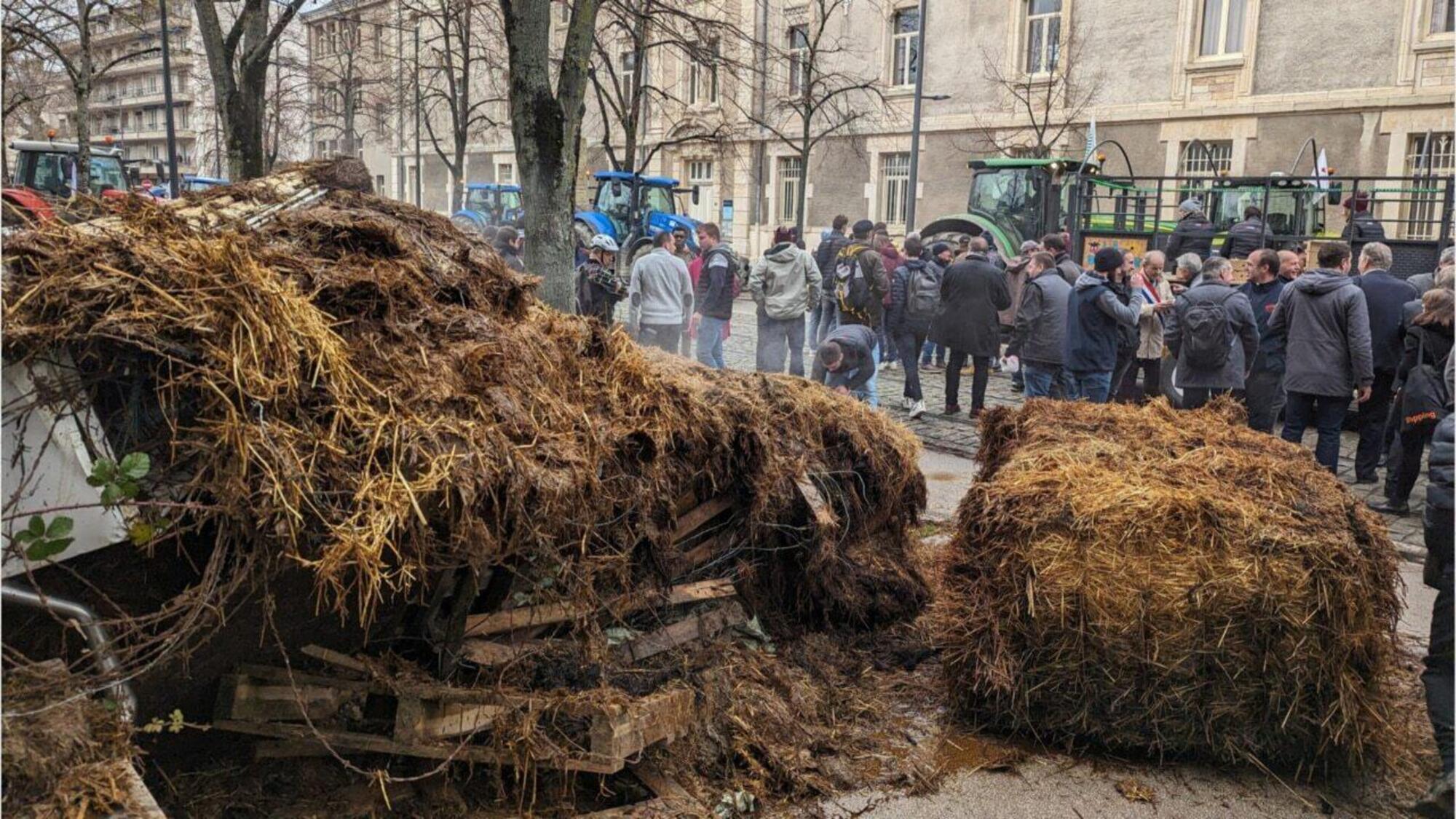 Immagini dalle protesta in Francia, dove gli agricoltori hanno bloccato le strade con i propri trattori, riversando fango e letame