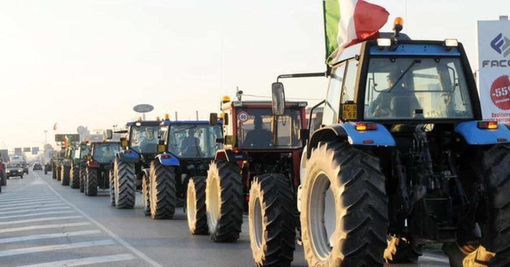 Toh, alla fine anche in Italia hanno cominciato a protestare (ma solo gli agricoltori): la rivoluzione, come in Francia e nel resto d&rsquo;Europa, passa dai trattori? [VIDEO]