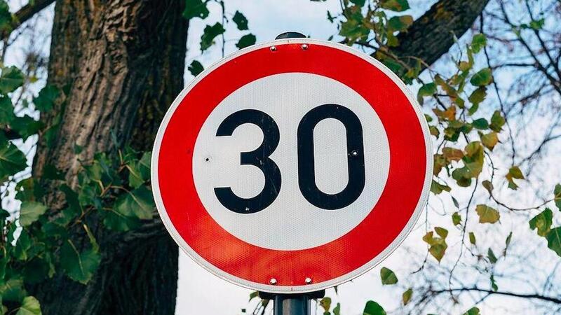 Citt&agrave; a 30 km/h: solo a Bologna si va piano? No, ecco gli esempi in Europa e in Italia