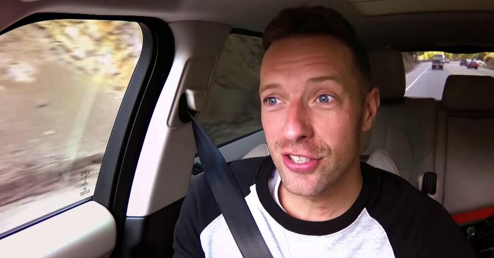 Chris Martin non ne pu&ograve; pi&ugrave; del traffico, e gli &ldquo;dedica&rdquo; una canzone durante un concerto dei Coldplay: ecco il testo (e il video)