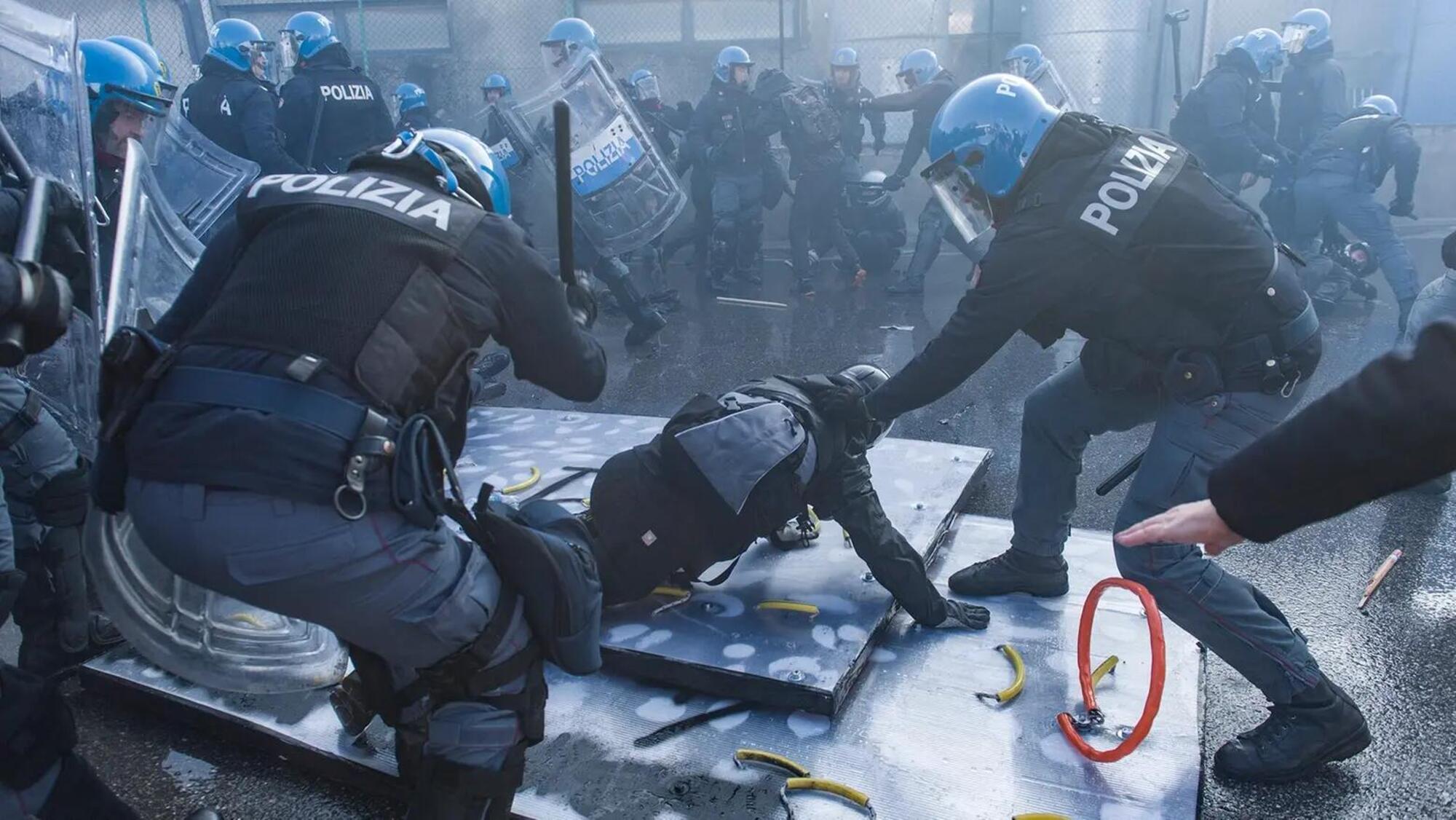 scontri tra polizia e manifestanti alla fiera di vicenza