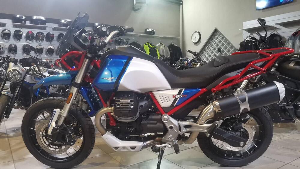 Moto Guzzi V85 TT Evocative Graphics (2021 - 23) (2)