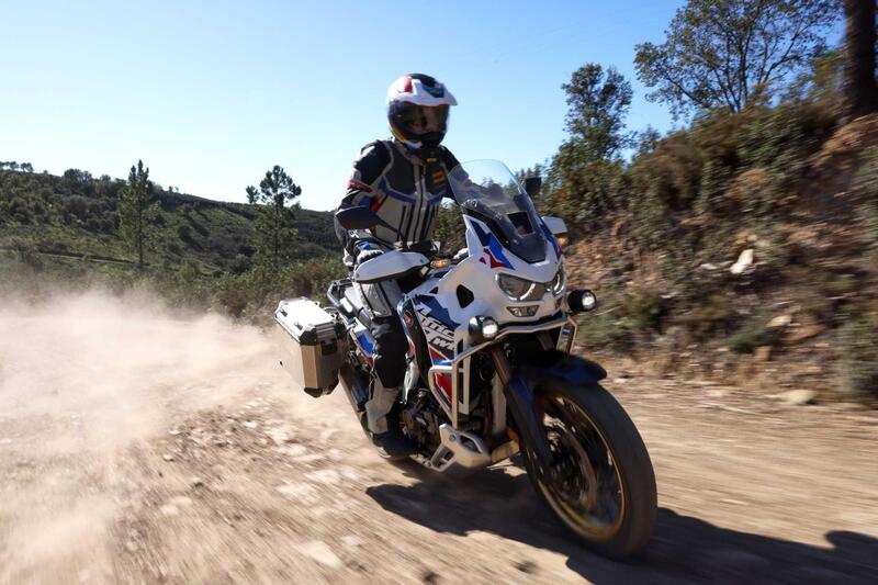 In fuoristrada si conferma una grande moto da viaggio