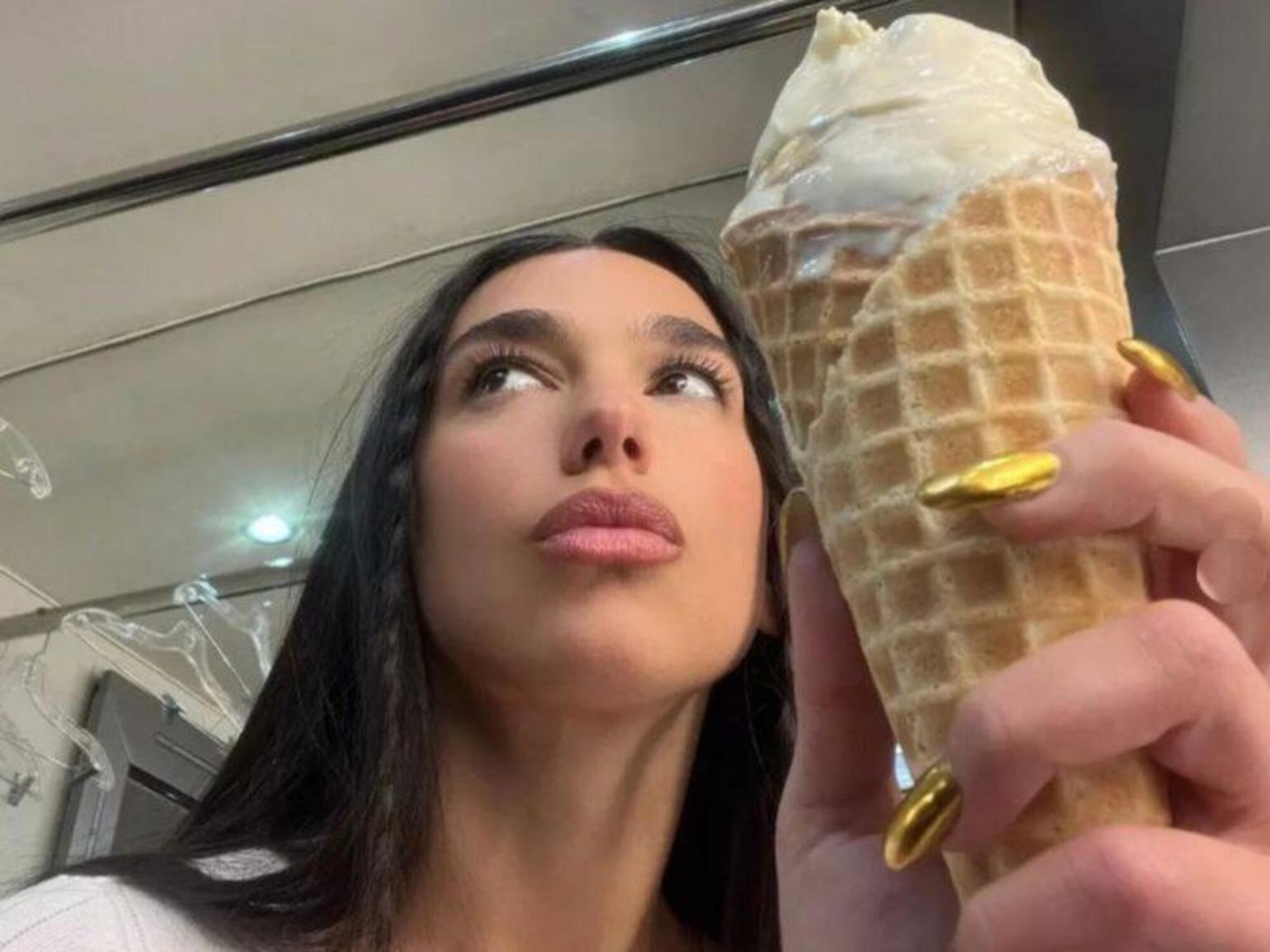dua lipa mangia il gelato