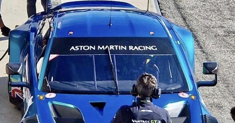 A &ldquo;caccia&rdquo; di Valentino Rossi: Jorge Lorenzo scende dalla Porsche e sale sull&rsquo;Aston Martin [VIDEO]