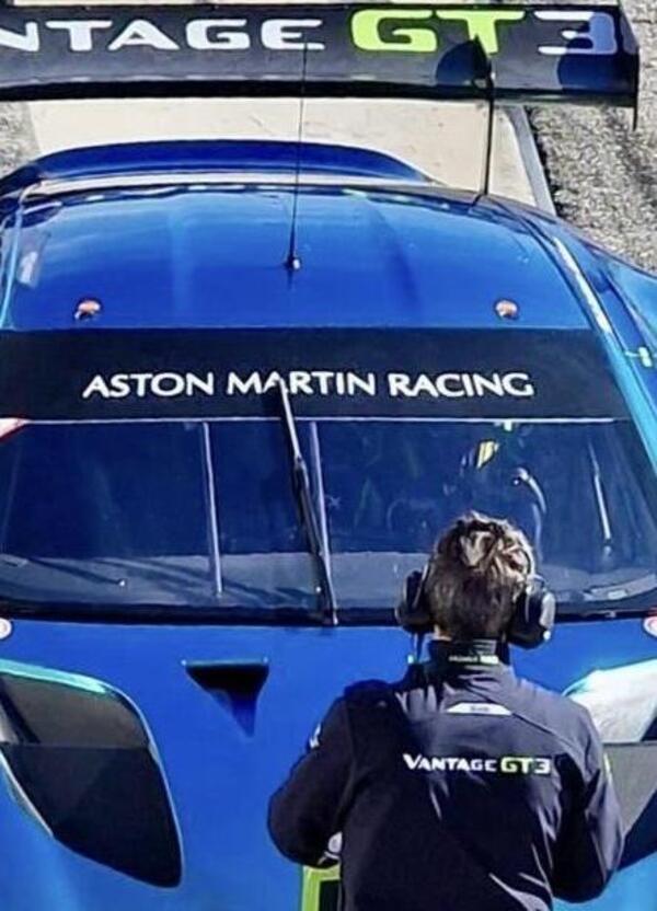 A &ldquo;caccia&rdquo; di Valentino Rossi: Jorge Lorenzo scende dalla Porsche e sale sull&rsquo;Aston Martin [VIDEO]
