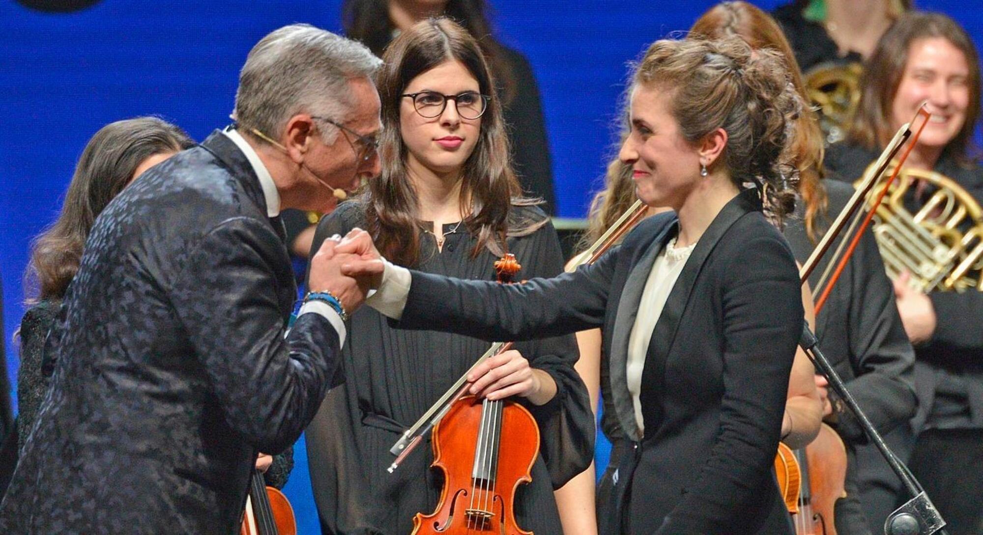 Paolo Bonolis e la direttrice d&#039;orchestra Francesca Perrotta