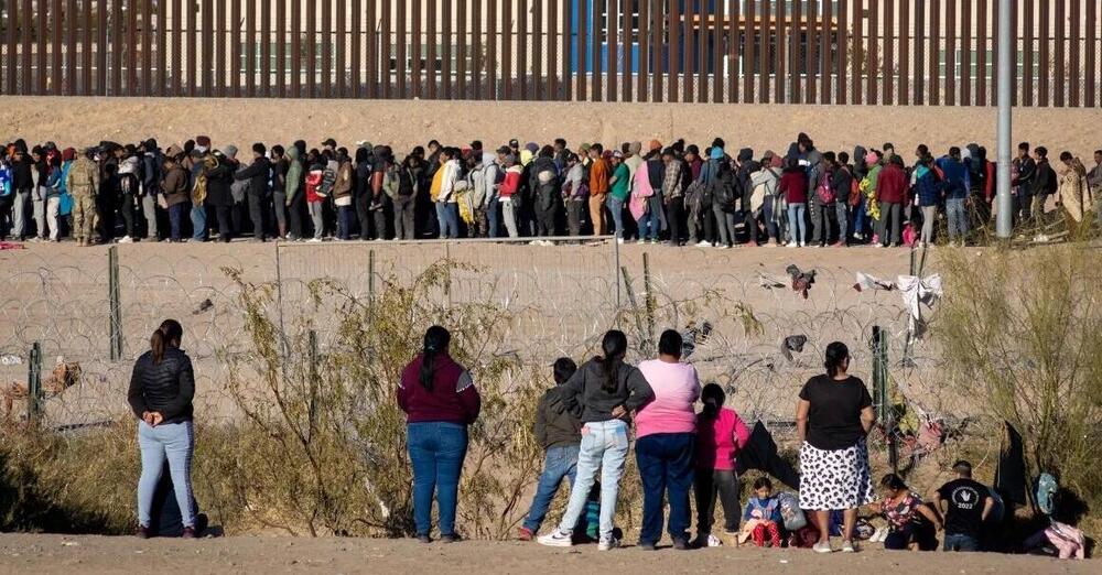Ok, ma che caz*o sta succedendo in Texas e cos&#039;&egrave; Take Our Border Back, il gruppo che si &egrave; rotto dell&#039;immigrazione dal confine col Messico? Intanto Biden prova a fare il Trump, ma&hellip;