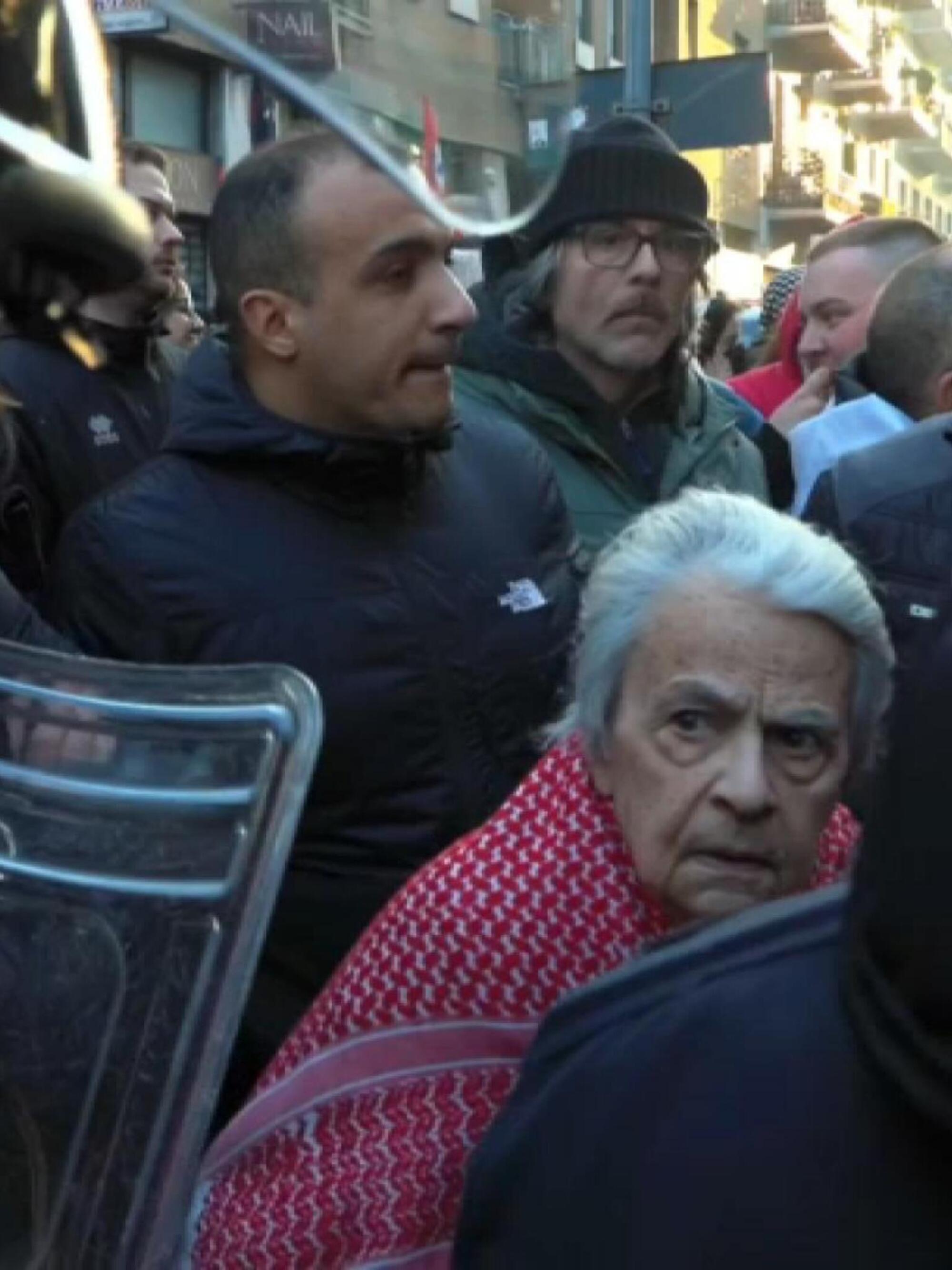 Franca Caffa alla manifestazione milanese mentre discute con l&#039;agente 