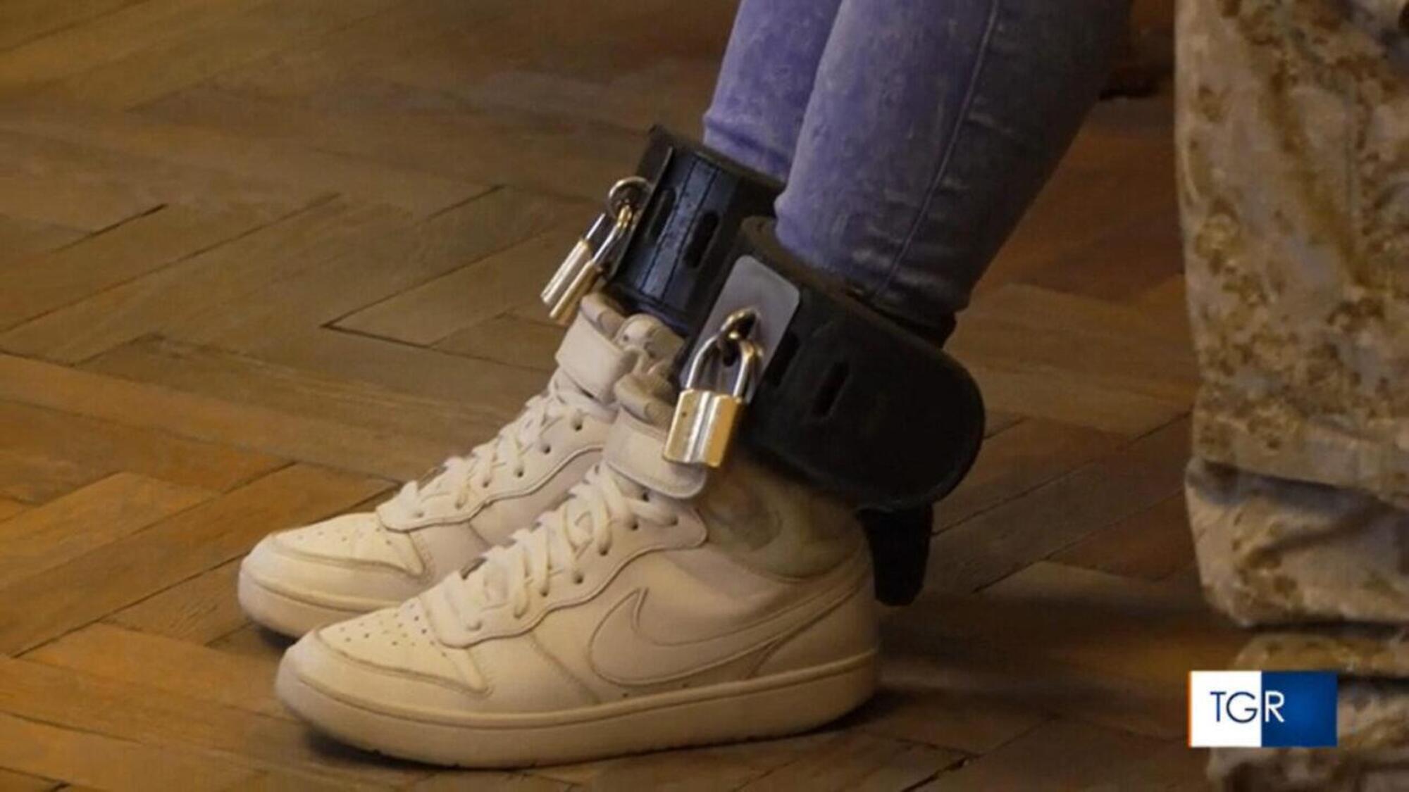 Ilaria Salis con i lucchetti alle caviglia durante il processo in Ungheria