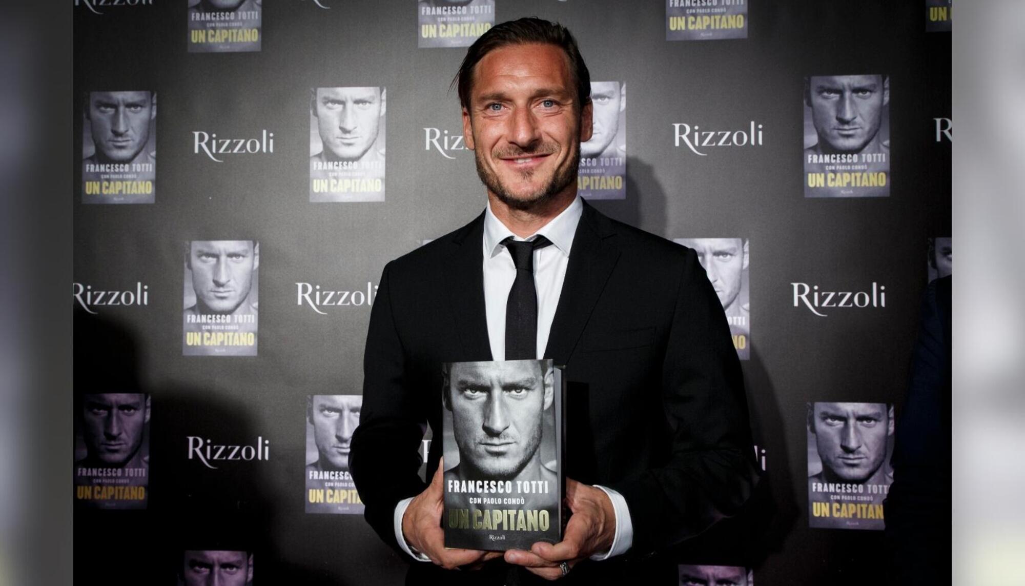 Francesco Totti con il suo libro Io capitano