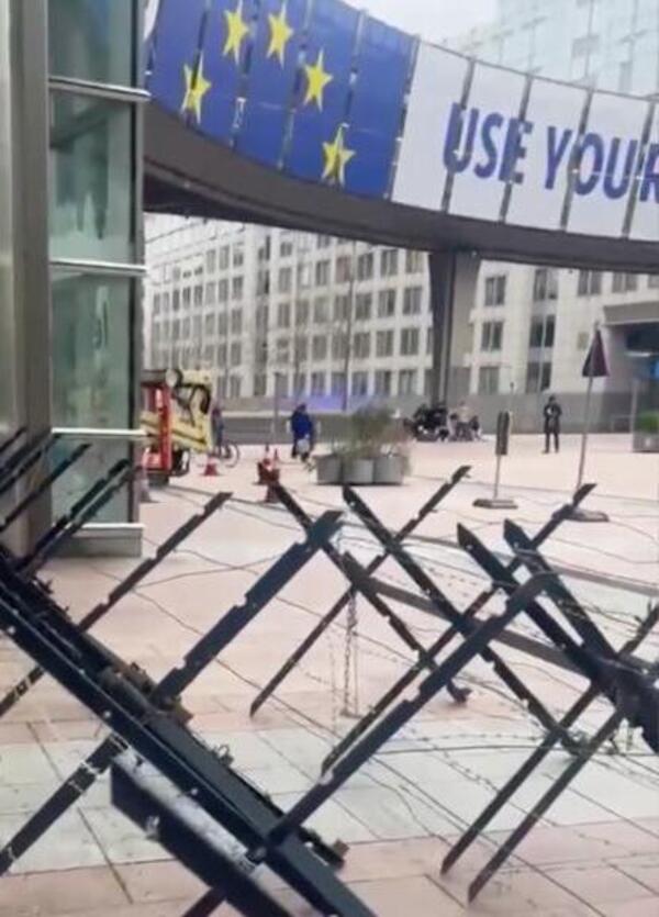 Il Parlamento europeo chiuso col filo spinato &egrave; l&rsquo;immagine della distanza con i cittadini. E intanto gli agricoltori avanzano&hellip;