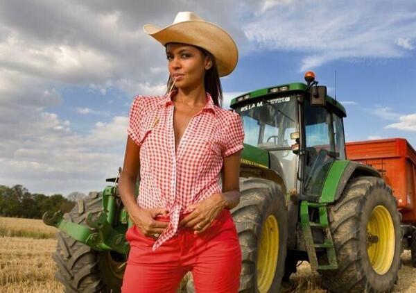 Proteste dei trattori, la versione femminile di Jeremy Clarkson si unisce alle proteste dagli agricoltori. Ecco chi &egrave; e perch&eacute;