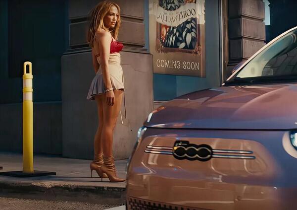 Per lanciare la Fiat 500 elettrica Stellantis punta su Jennifer Lopez: baster&agrave; questo video hot con curve e seno (finto?) di J-Lo in vista? Ecco &ldquo;Can&rsquo;t get enough&rdquo;