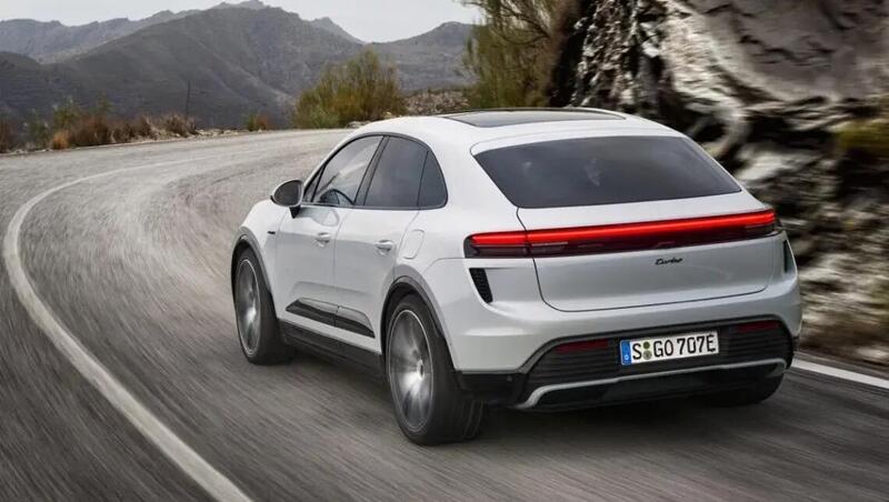 Il retro della nuova Porsche Macan Turbo elettrica