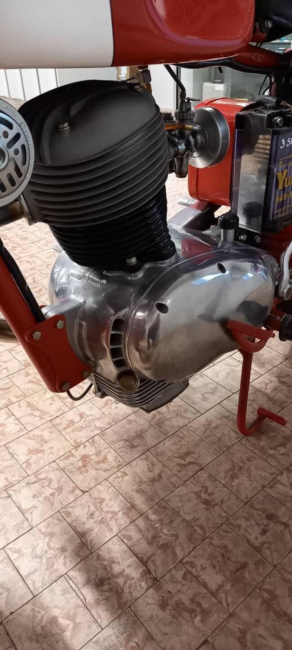 Moto Morini 175  TURISMO (2)