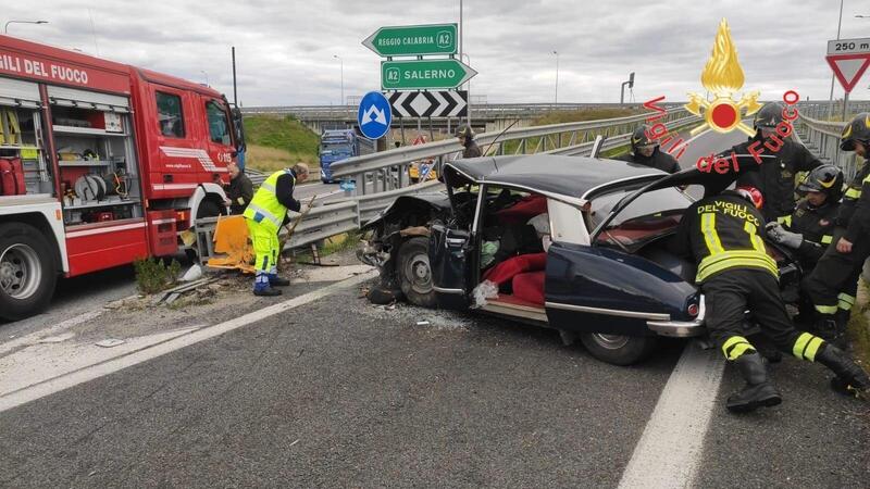 Tragedia sulla A2: perde il controllo della Citroen DS e muore