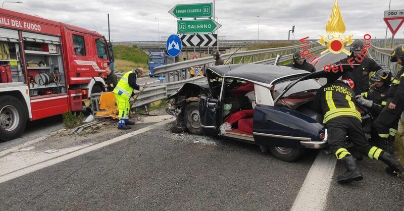 Tragedia sulla A2: perde il controllo della Citroen DS e muore