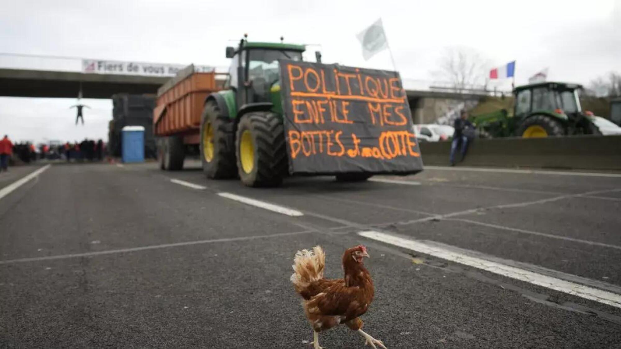 In Francia gli agricoltori bloccano le autostrade