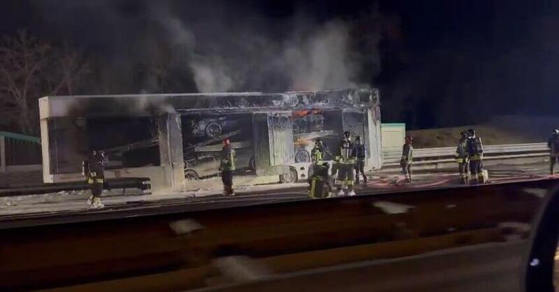 Autostrada A4, 10KM di coda in direzione Milano: a fuoco una bisarca di auto di lusso