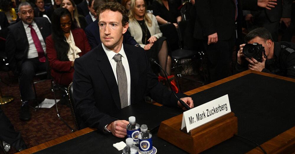 Facebook compie 20 anni. E noi siamo tutti regrediti, mentre Zuckerberg chiede scusa ai bambini. Ma vi rendete conto dei danni che ha fatto?