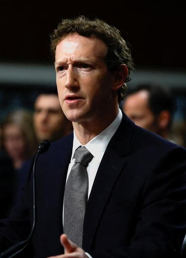 Facebook compie 20 anni. E noi siamo tutti regrediti, mentre Zuckerberg chiede scusa ai bambini. Ma vi rendete conto dei danni che ha fatto?