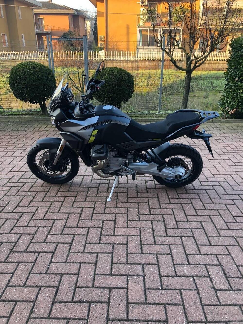 Moto Guzzi Stelvio (2024 - 25)