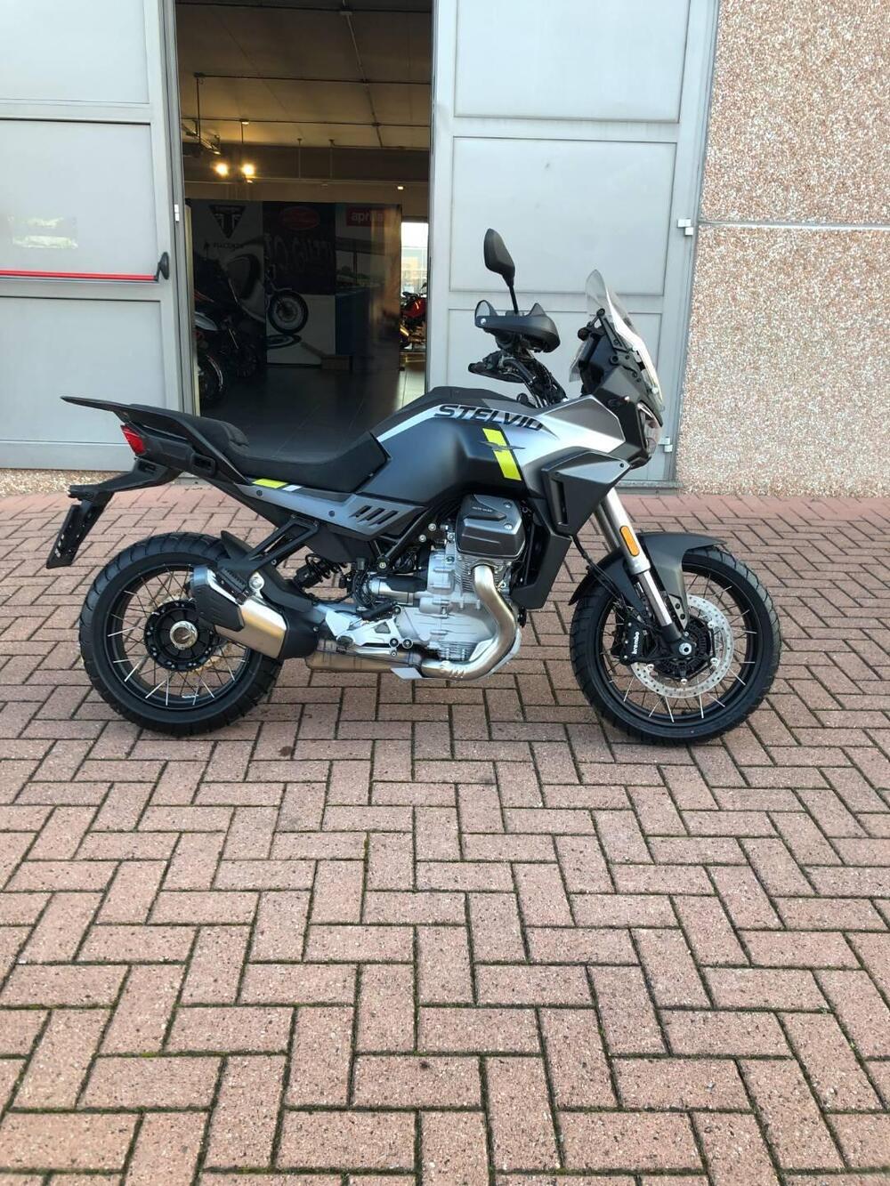 Moto Guzzi Stelvio (2024 - 25) (3)