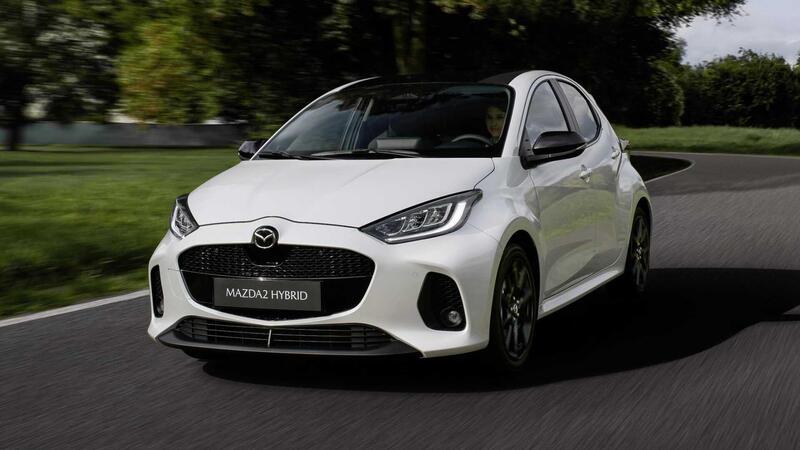 Mazda 2: ibrida da 25 km con un litro, prezzi e allestimenti 