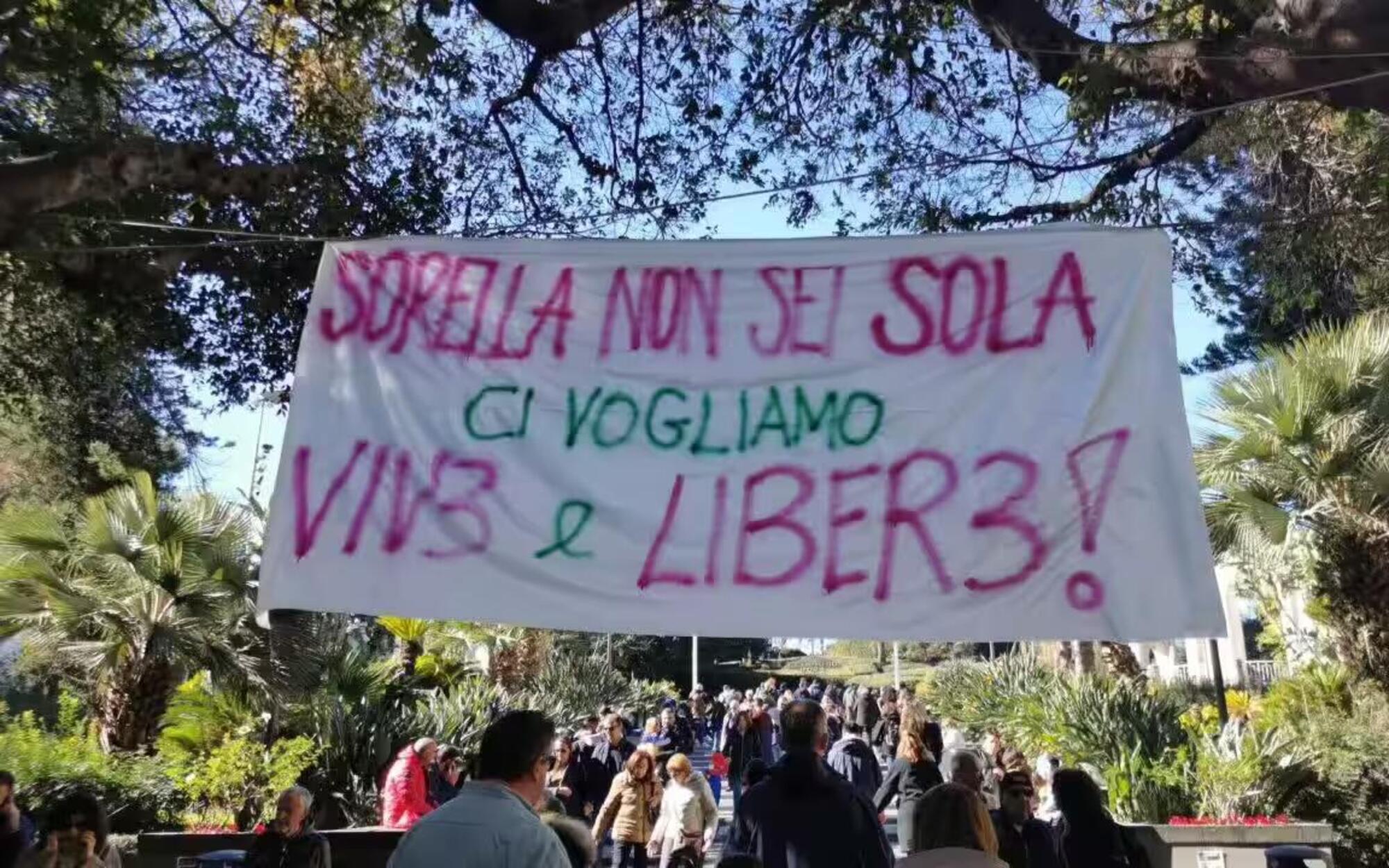 Un manifesto appeso domenica a Villa Bellini, il luogo dello stupro