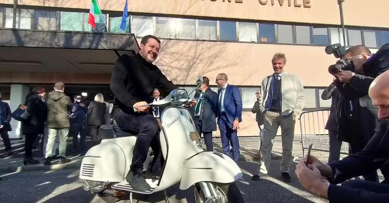 Mezzi d&#039;epoca, Salvini consegna la prima targa storica a una Vespa