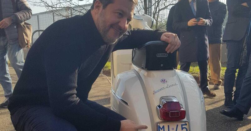 Targhe storiche originali: il ministro Salvini consegna la prima a una Vespa 180 SS 