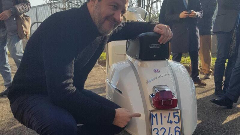 Targhe storiche originali: il ministro Salvini consegna la prima a una Vespa 180 SS 