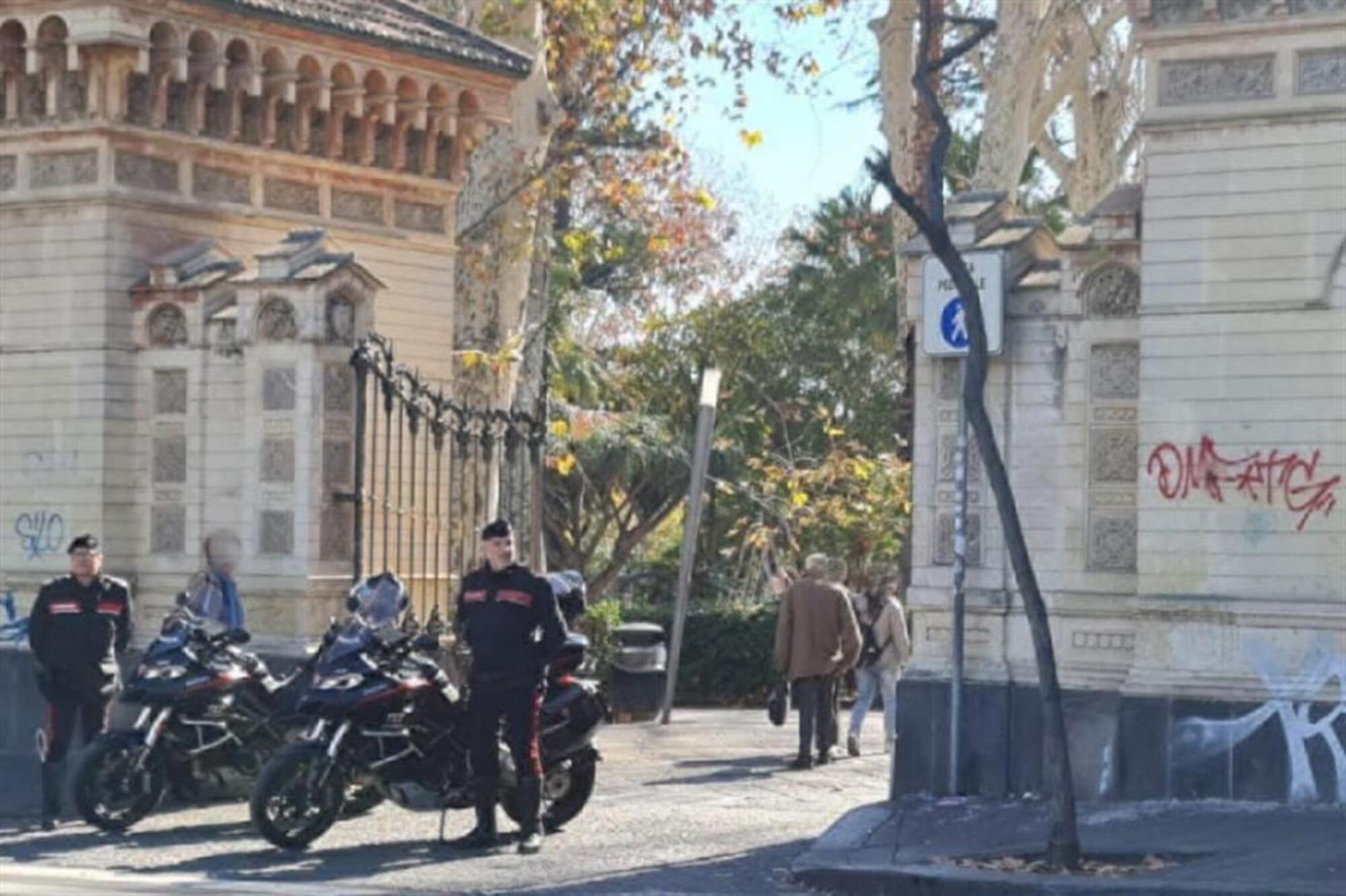 I poliziotto davanti a Villa Bellini