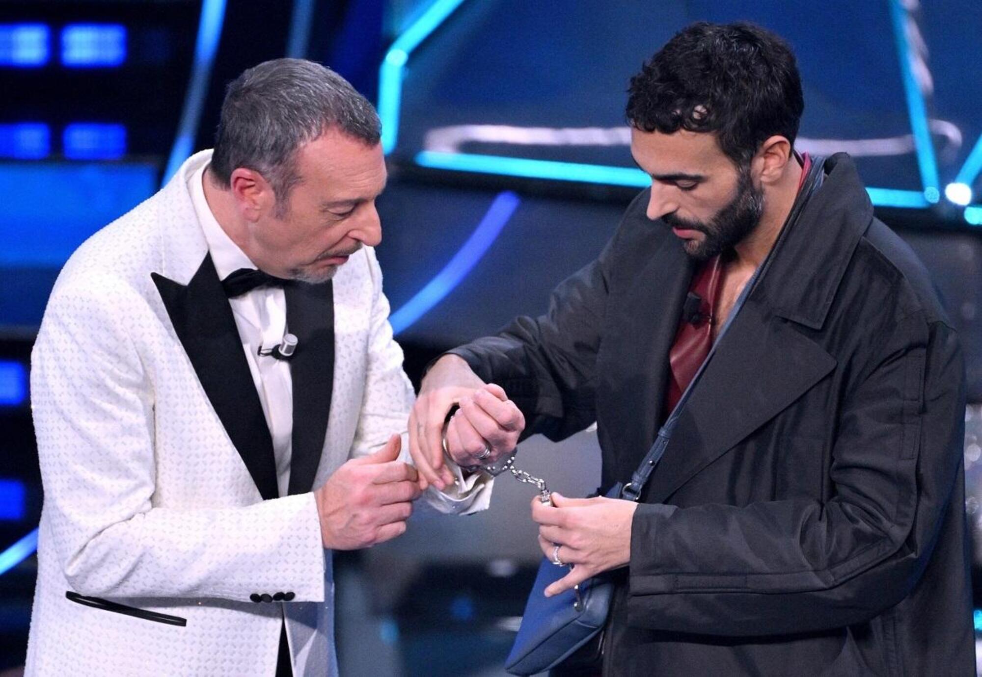 Amadeus e Marco Mengoni durante la prima puntata di Sanremo 2024