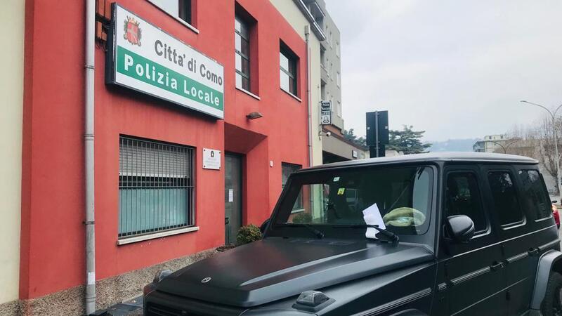 Lo sbruffone svizzero con la Mercedes G parcheggiata davanti alla Polizia