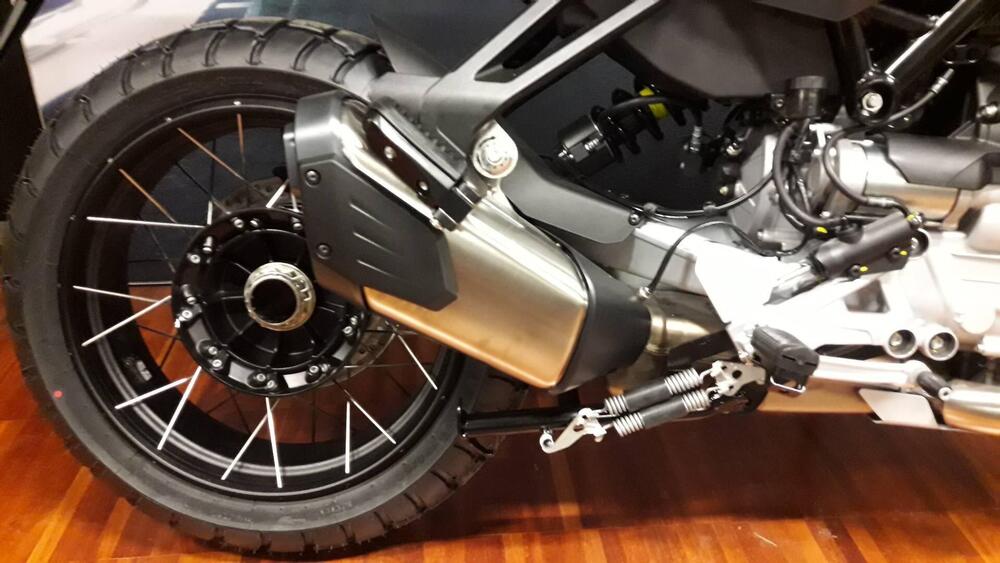 Moto Guzzi Stelvio (2024 - 25) (8)