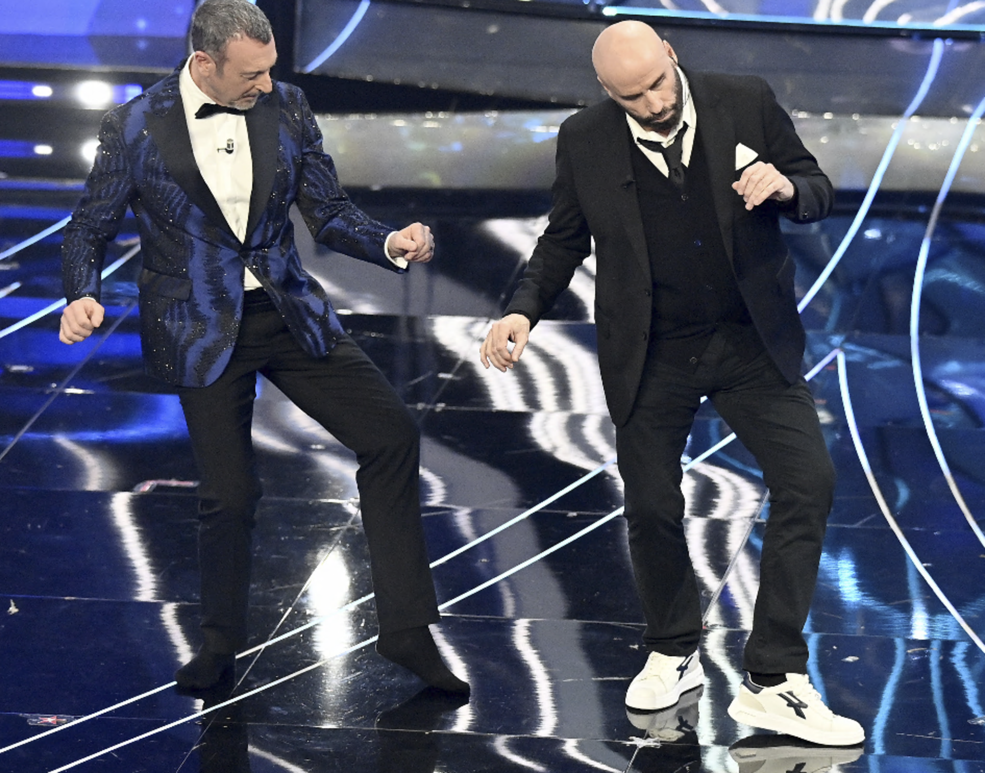 John Travolta balla con Amadeus a Sanremo e mette in mostra le sue scarpe di U-Power