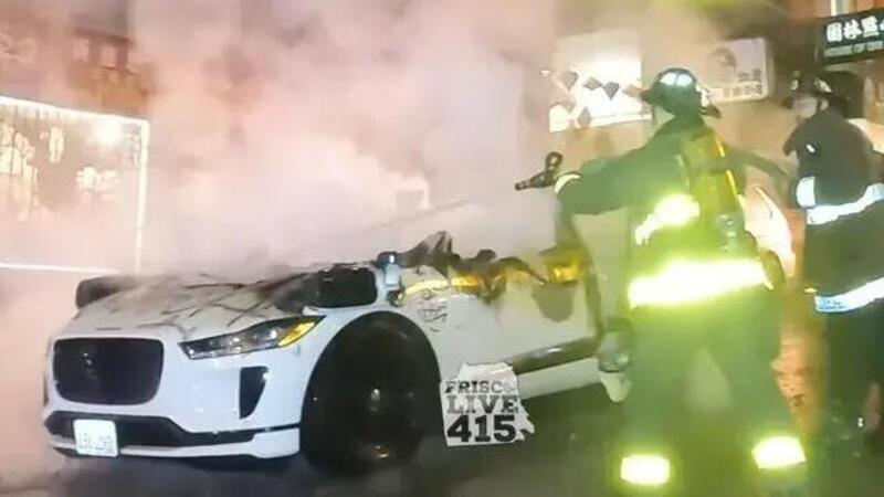 Folla impazzita distrugge un taxi a guida autonoma di Waymo a San Francisco [VIDEO]