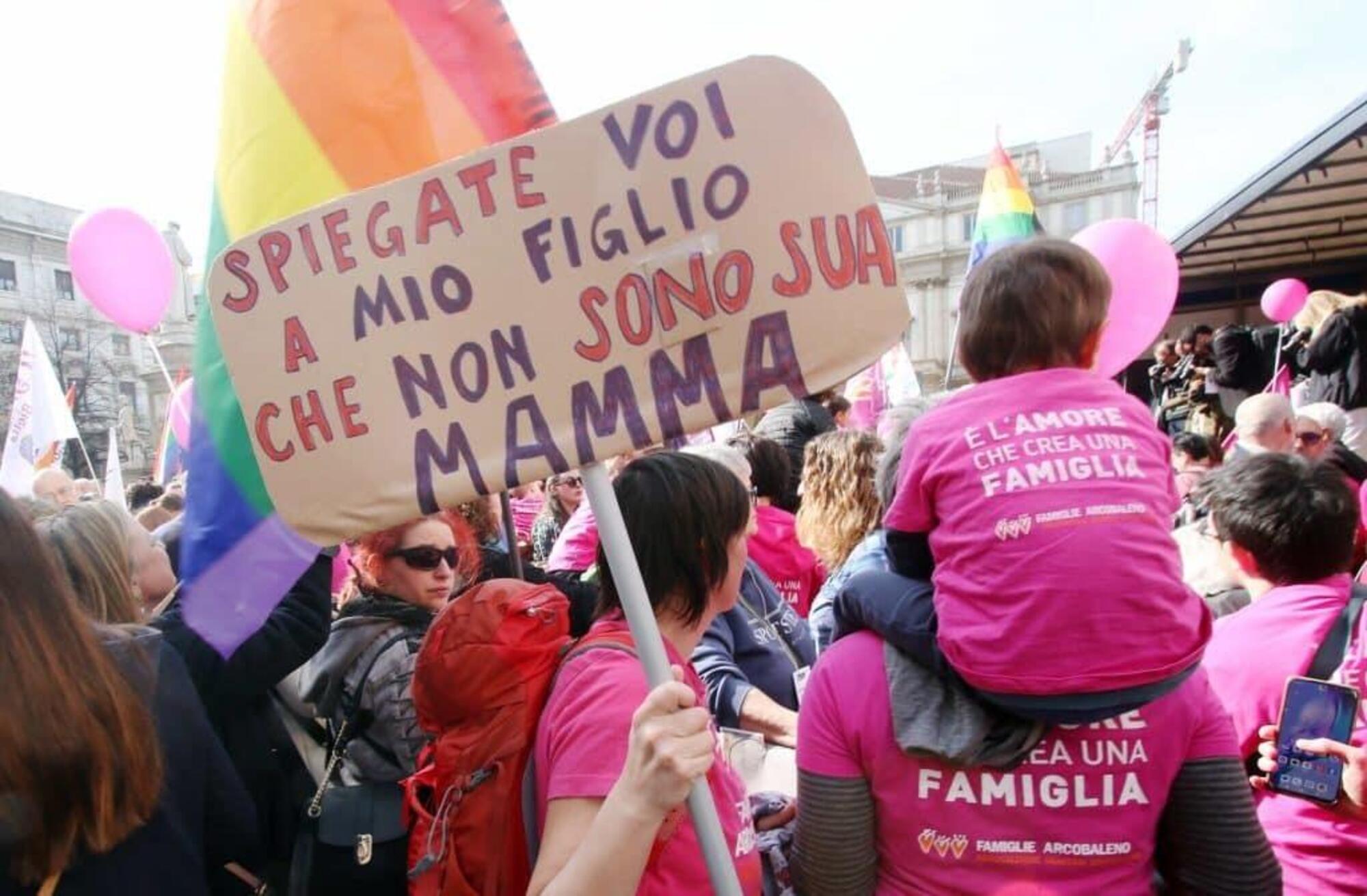 Manifestazione di famiglie &quot;arcobaleno&quot; a Milano