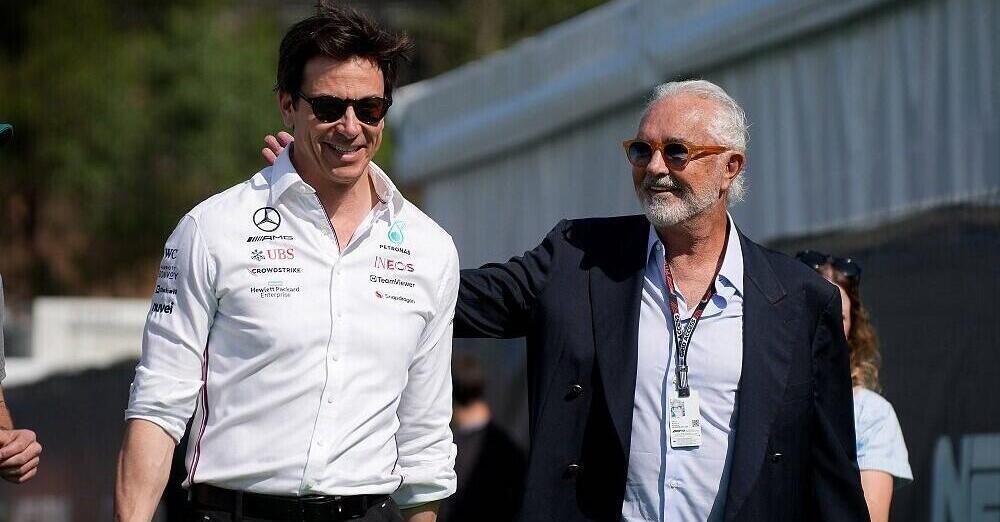 Ma cosa ci fanno Flavio Briatore e Toto Wolff insieme? Ecco la foto che potrebbe aver spoilerato il futuro della Mercedes (e di Fernando Alonso) in Formula 1