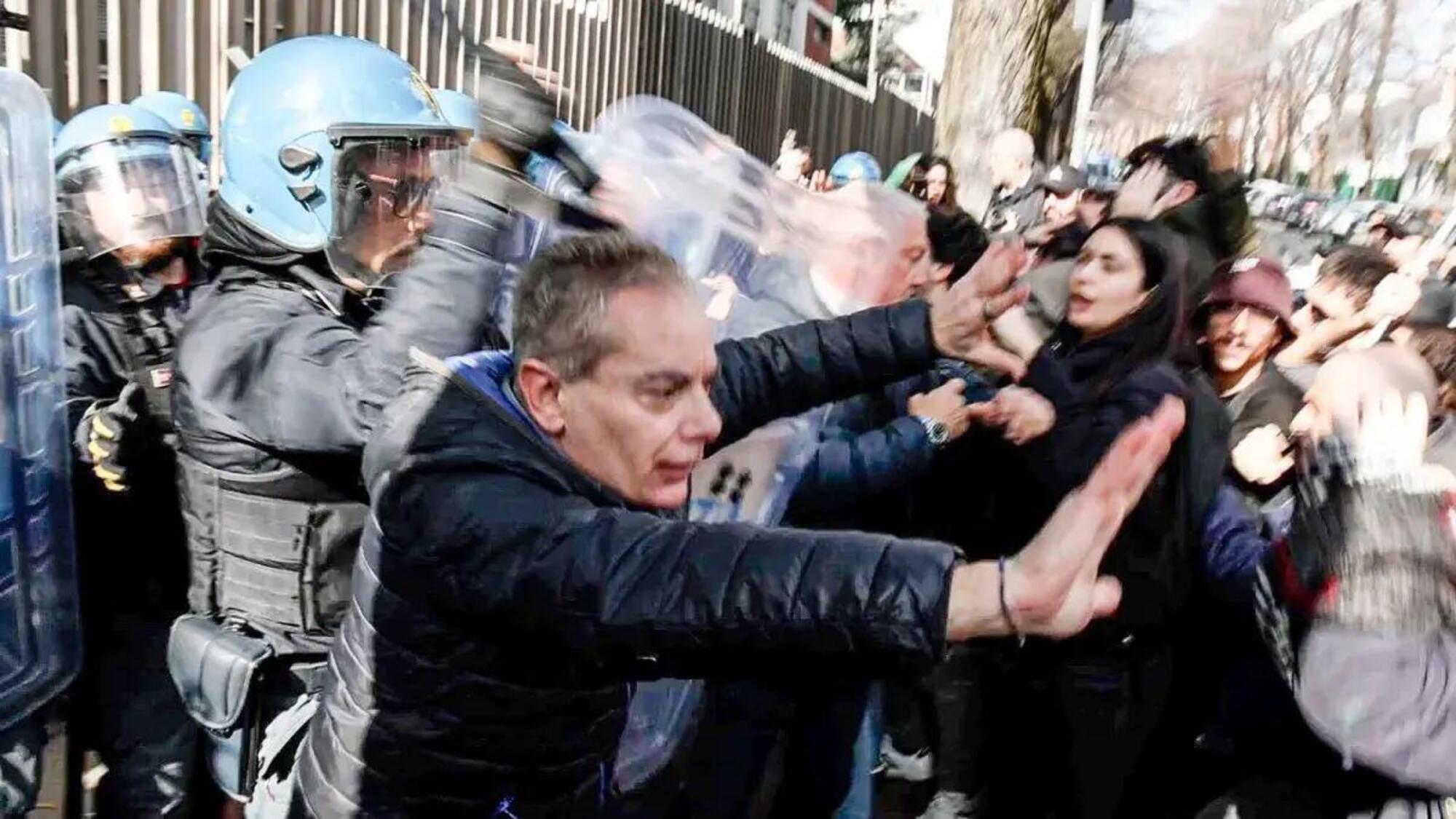 Le immagini dello scontro sotto la sede Rai di Napoli