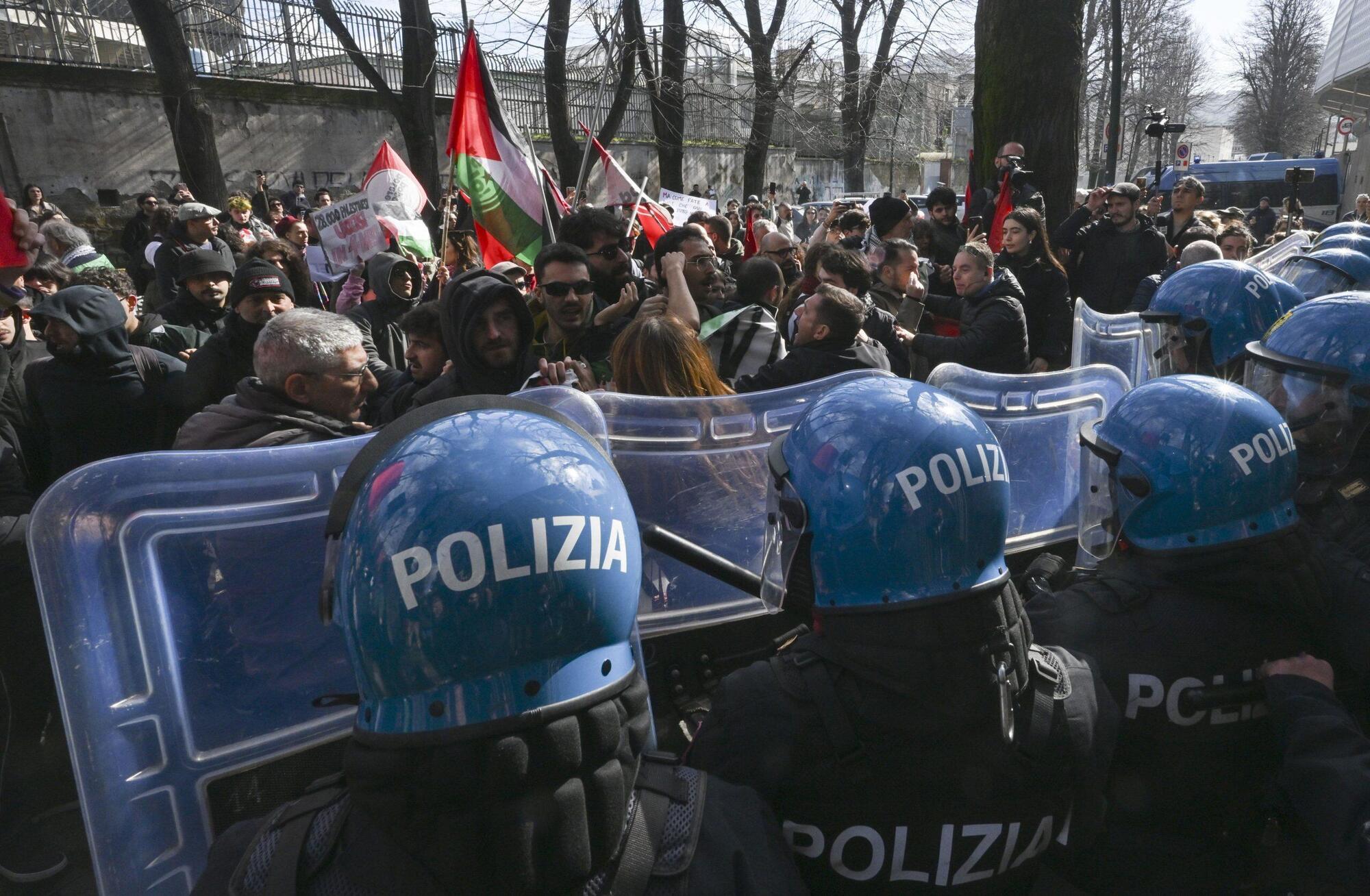 Lo scontro tra poliziotti e manifestanti sotto la sede Rai di Napoli