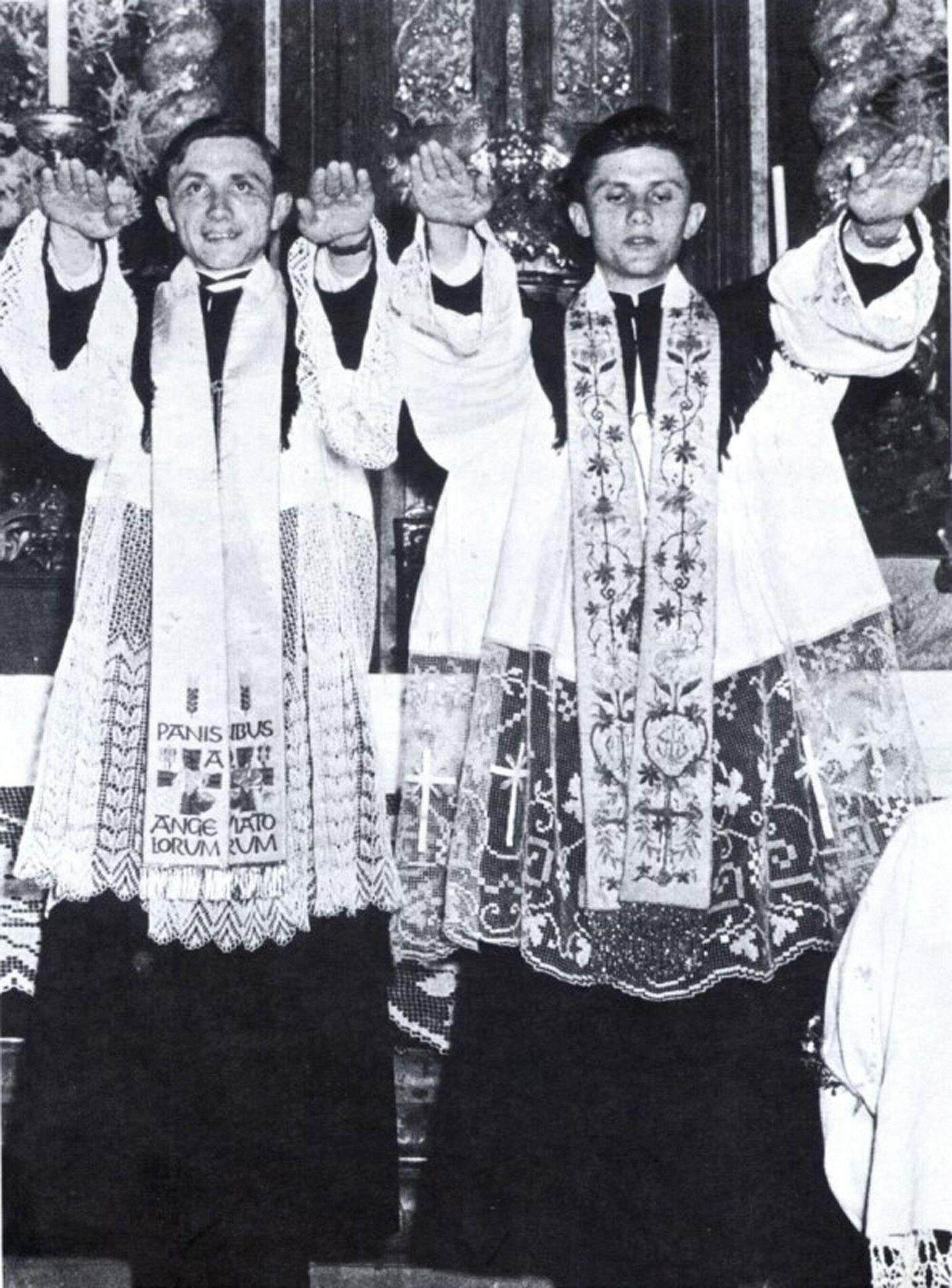 La presunta foto di Ratzinger che fa il saluto nazista