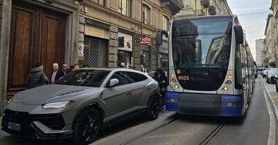 Lamborghini Urus vs Tram a Torino: venti minuti di blocco, passeggeri inferociti