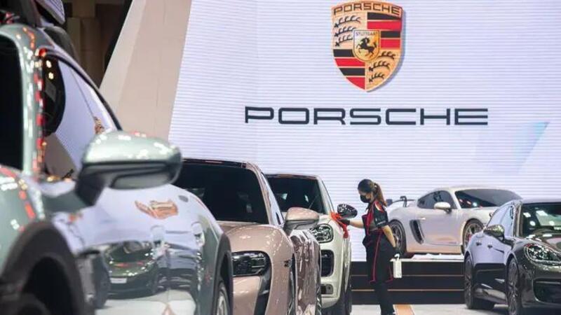 Porsche, Bentley e Audi bloccate: componenti fatte in Cina con il lavoro forzato